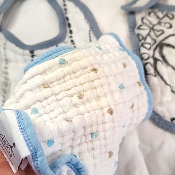 Bundle of 4 Aden +Anais muslin bibs - Picture 2 of 2